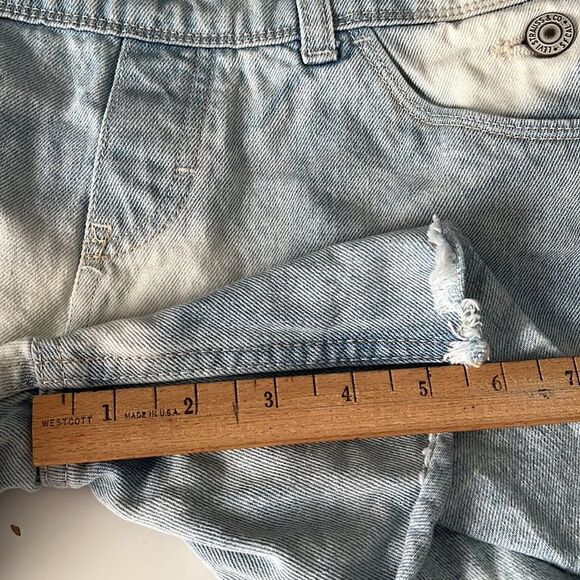 Levis Shortall Raw Hem Washed Denim Shorts Overalls Size 12 - Picture 6 of 10